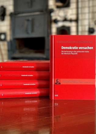 Demokratie versuchen