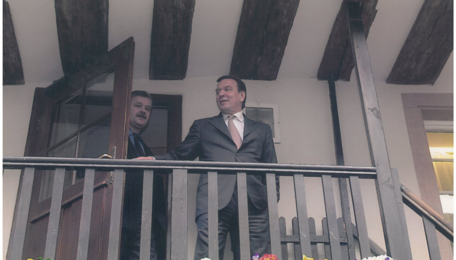 Bundeskanzler Gerhard Schröder mit dem Geschäftsführer Ulrich Graf, 2000