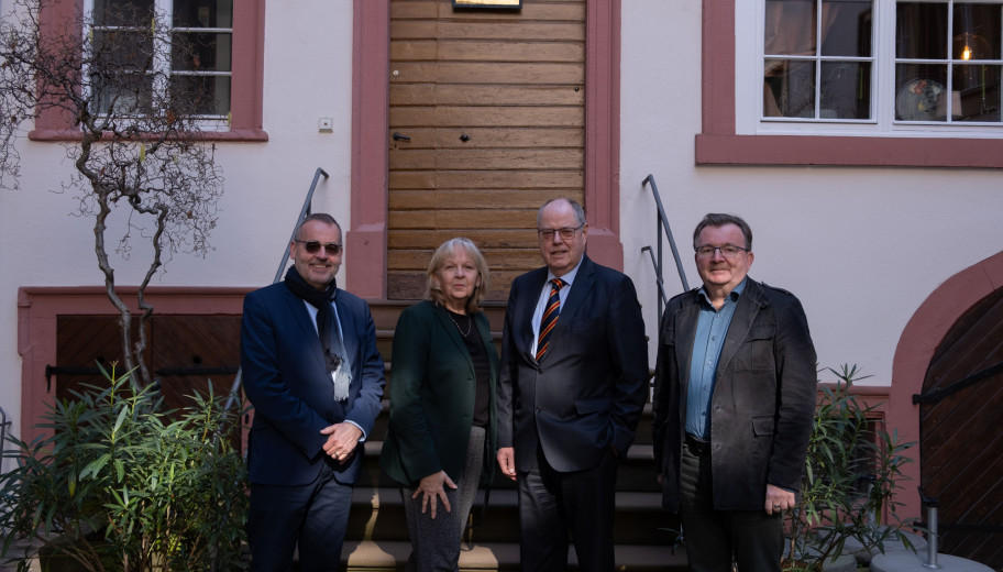 Günter Schmitteckert, Hannelore Kraft, Peer Steinbrück und Bernd Braun im Innenhof des Friedrich-Ebert-Hauses