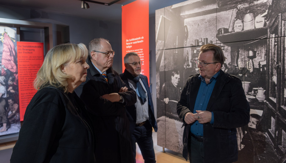 Hannelore Kraft, Peer Steinbrück, Günter Schmitteckert und Bernd Braun in der Dauerausstellung im Friedrich-Ebert-Haus