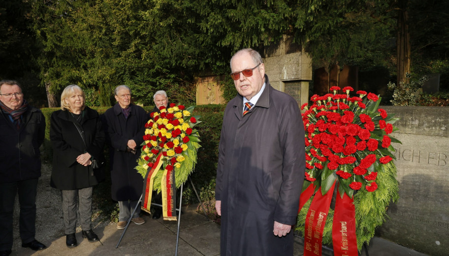 Peer Steinbrück am Grab von Friedrich Ebert