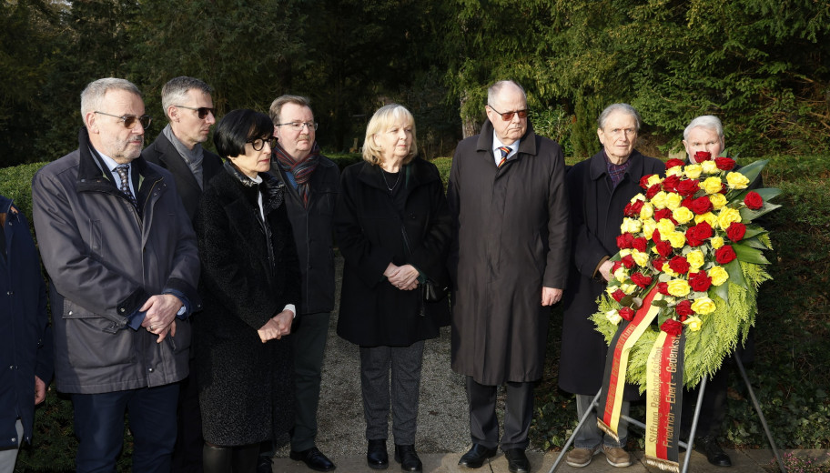 Günter Schmitteckert, Stefanie Jansen, Bernd Braun, Hannelore Kraft und Paar Steinbrück und weitere Gäste bei der Kranzniederlegung