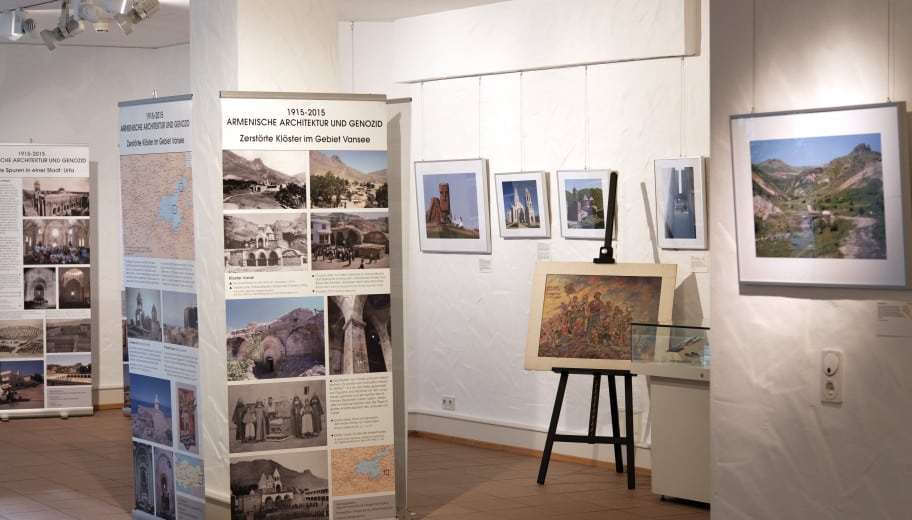 Blick in die Sonderausstellung "Armenische Architektur und Genozid"